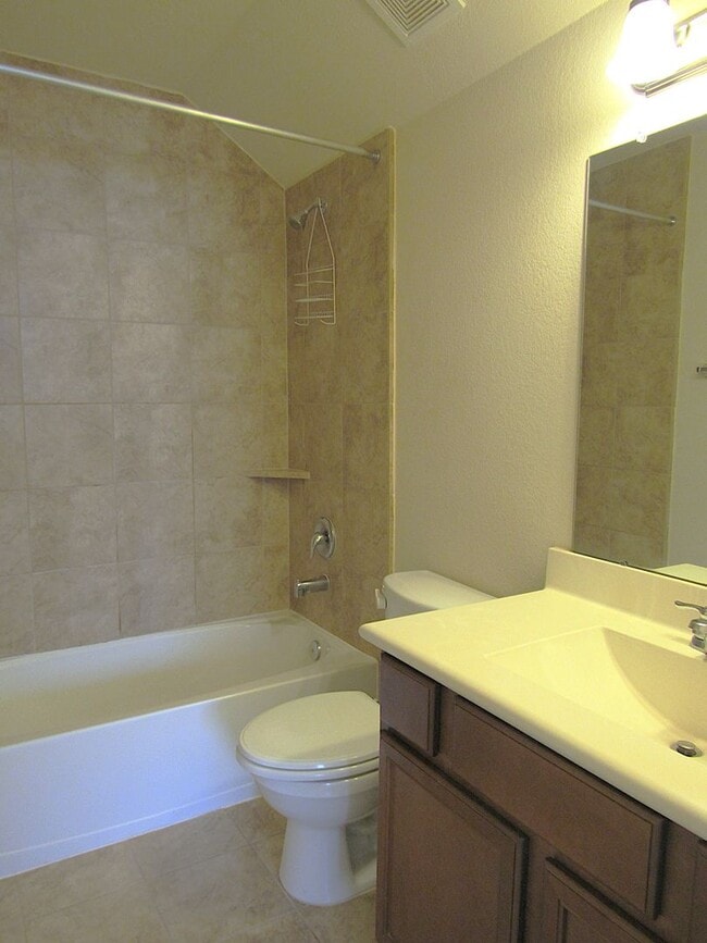 Building Photo - Spacious, Modern and Conveniently Located ...