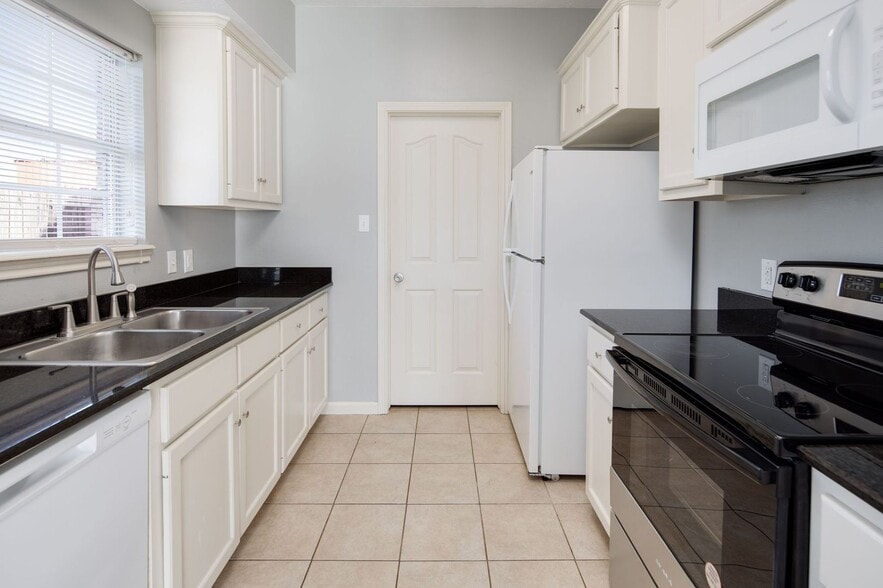 Building Photo - IMMEDIATE MOVE IN!!!  3 bedroom 3 Bathroom Duplex Next Door to Blinn!