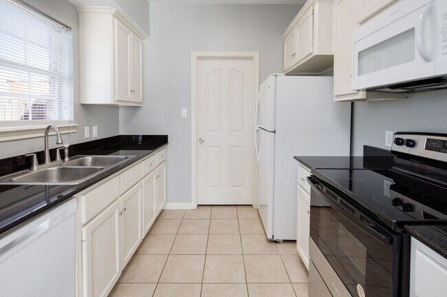 Building Photo - IMMEDIATE MOVE IN!!!  3 bedroom 3 Bathroom Duplex Next Door to Blinn!