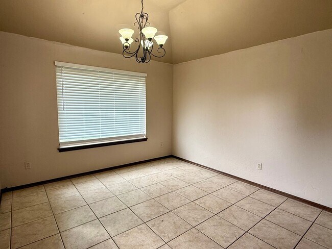Building Photo - Beautiful 4 Bed 3 Bath Home with Great Loc...