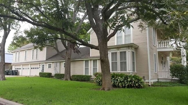 Building Photo - 316 1/2 E 7th Street Unit