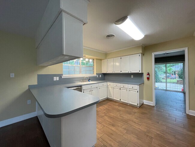 Building Photo - 334 Country Club Blvd