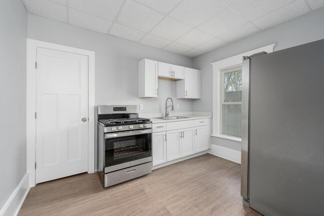 Building Photo - 221 N Elizabeth St