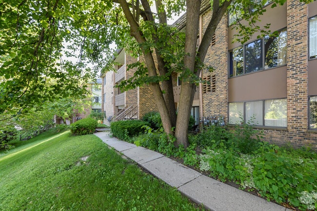 Primary Photo - 2120 Pauline Blvd