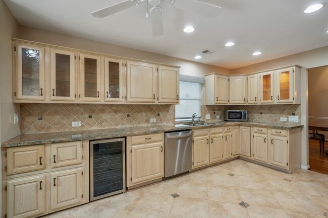 Building Photo - 9631 Bavaria Dr