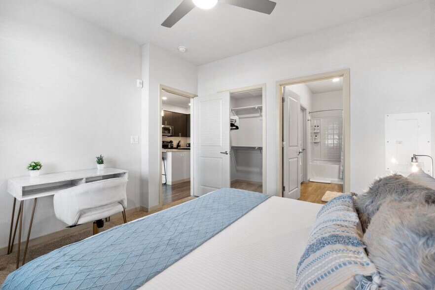 Building Photo - 711 W Broadway Rd