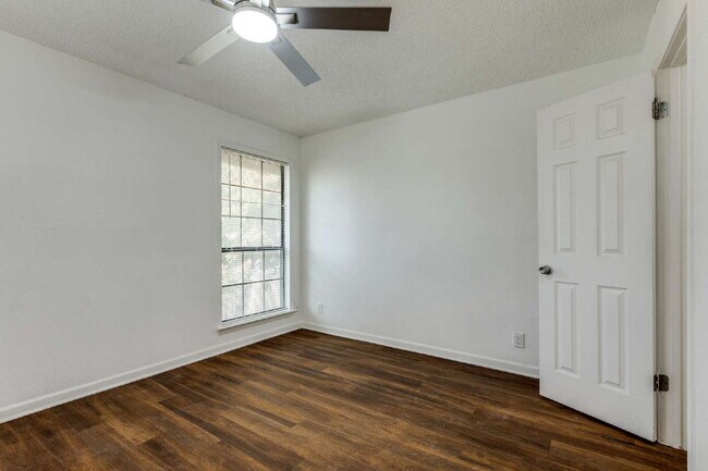 Building Photo - Beautiful two bed/1.5 bath in the heart of Alamo Heights