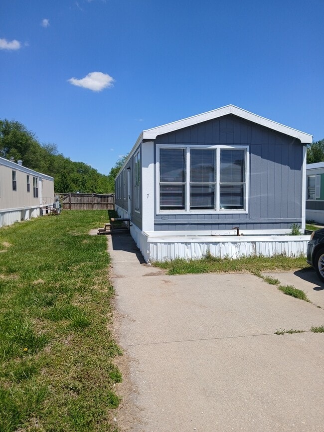 Building Photo - Mobile Home For Sale