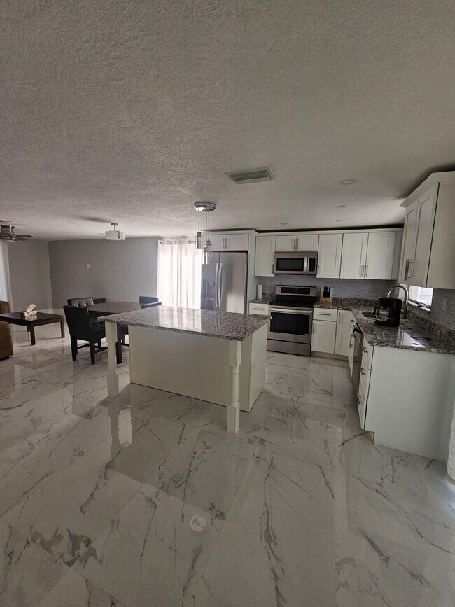 Building Photo - 2 bed, 2 bath waterfront retreat!