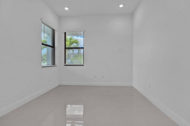 Building Photo - 5501 Santa Rosa Ln