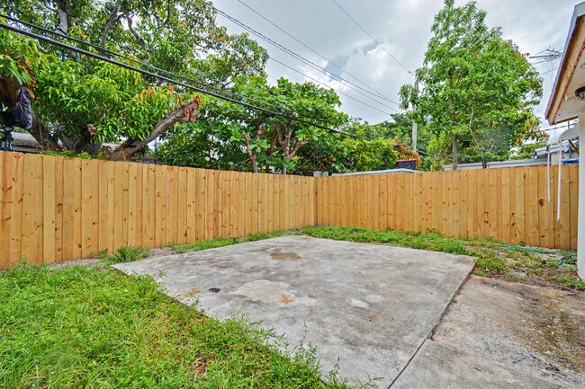 Building Photo - 411B NE 57th Ct