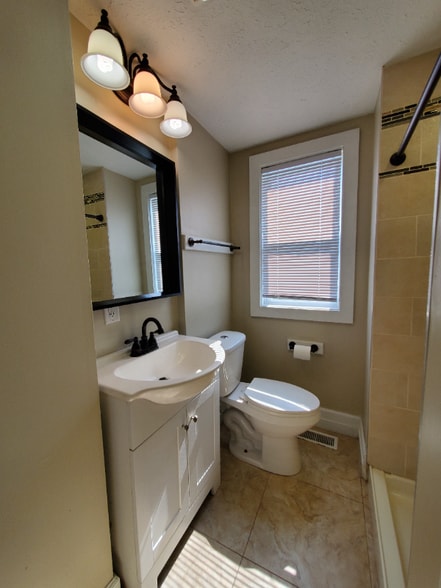 Building Photo - 90 E 8th Ave