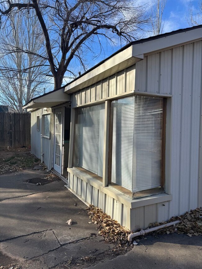 Building Photo - Located in Wolfin!!!! 3 bedrooms plus stud...