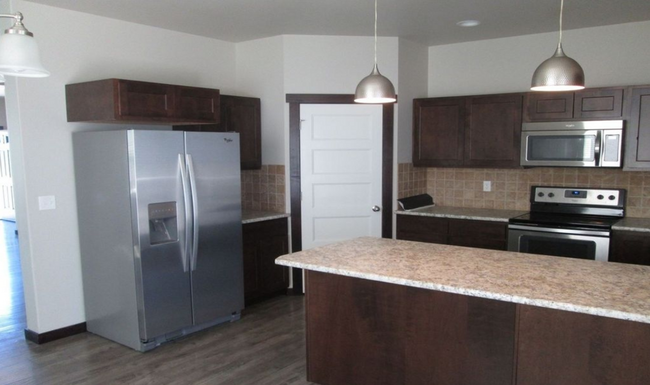 Building Photo - 3 Bedroom, 2 1/2 Bathroom Unit in Duplex f...