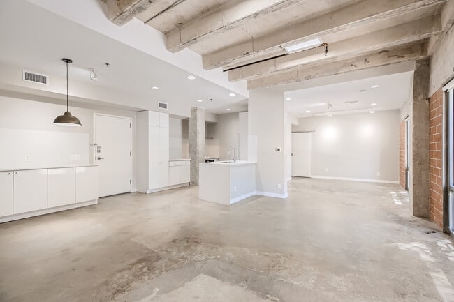 Building Photo - 1115 S Alamo St