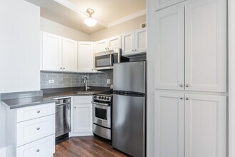 Building Photo - 817 W Lakeside Pl