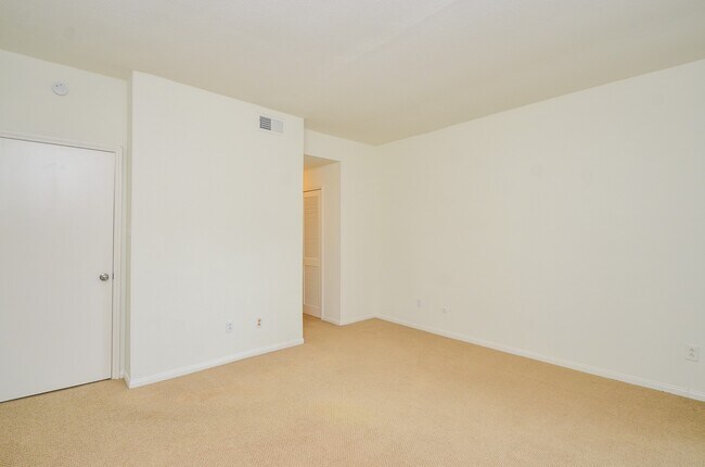 Building Photo - 2100 Tanglewilde St