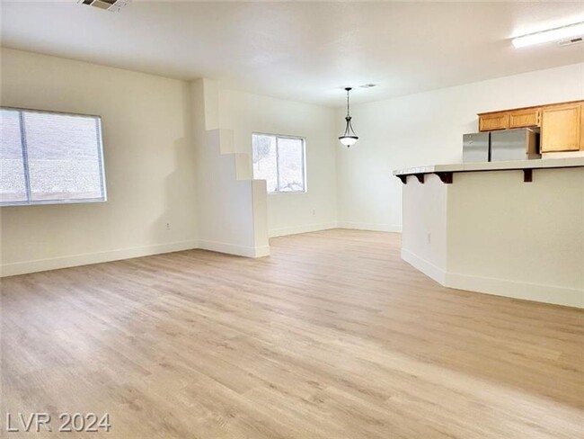 Building Photo - Beautiful 3 Bed Townhose