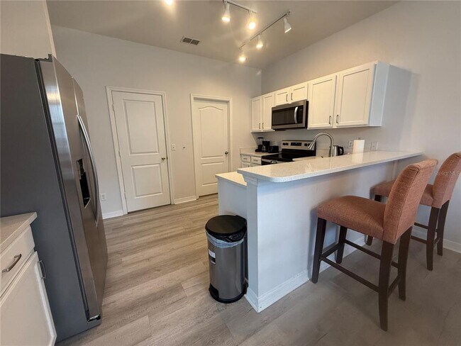 Building Photo - 1675 Royal Ridge Dr