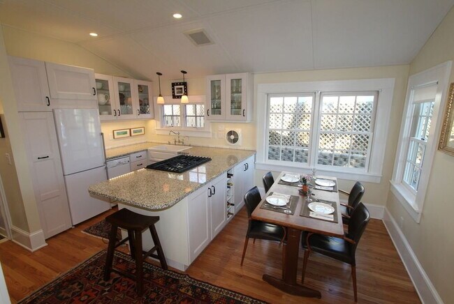 Building Photo - Comfortable and Spacious Rental Opportunity