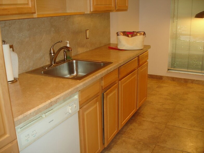 Building Photo - 2381 Papaya Dr