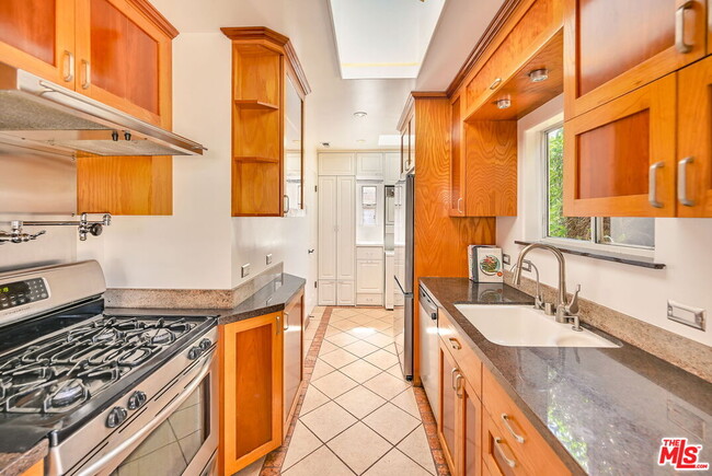 Building Photo - 655 Brooks Ave