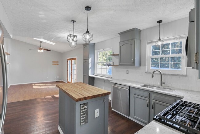 Building Photo - 5399 Thornburg Ct