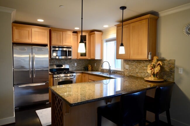 Building Photo - 3 Bedroom 2.5 Bath Queen Anne Townhome