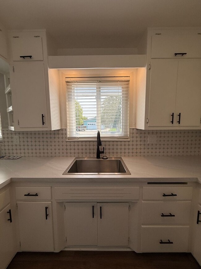 Building Photo - Centrally Located Single Story Updated Home