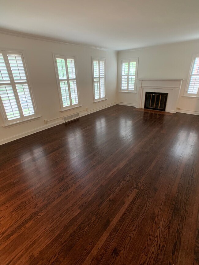 Building Photo - Gorgeous renovated 5 bed 3.5 bath in Clayton