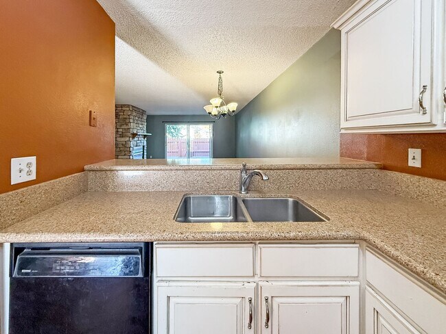 Building Photo - $0 DEPOSIT OPTION. CHARMING TWO-STORY TOWN...