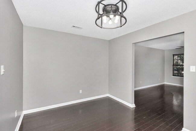 Building Photo - 2904 McDonald Dr SW