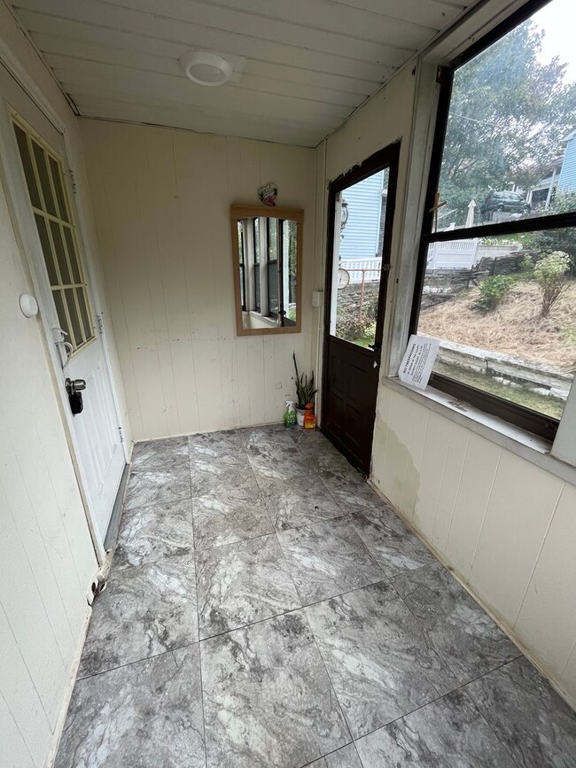 Building Photo - 3 Bedroom Single Familly Home, Gas Heat, L...