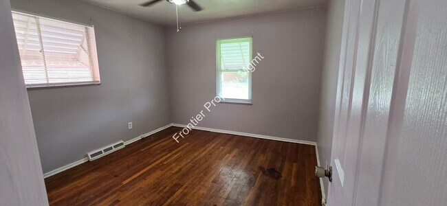 Building Photo - Available NOW! Beautiful/Unique 2 bed 1 ba...
