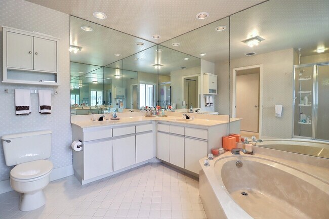 Building Photo - 5218 Fountains Dr S