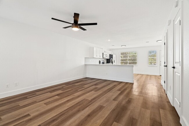 Building Photo - River Crossing Townhome - 2Bd-2.5BA - Redone to the Nines -  W/D - Resort Pool