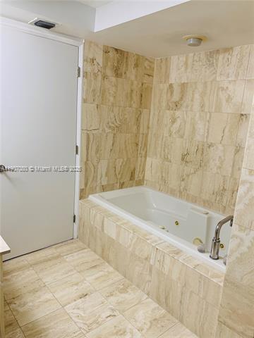 Building Photo - 1800 Sunset Harbour Dr