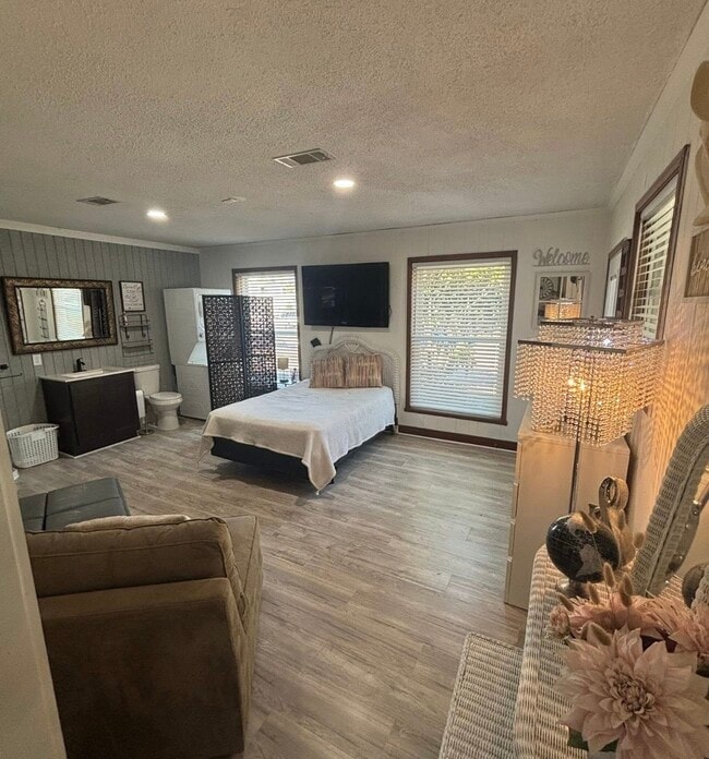 Building Photo - 6873 Foxchase Cir