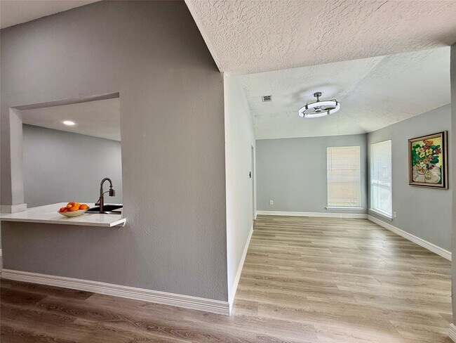 Building Photo - 10722 Sashay Dr