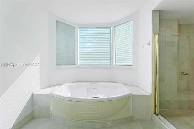 Building Photo - 300 South Pointe Dr