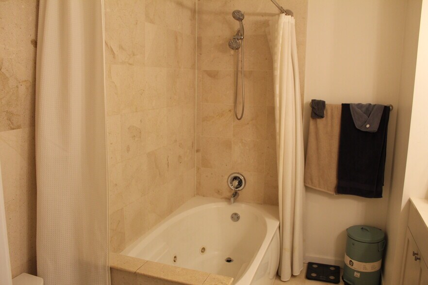 master his/her bathroom - 946 W Fry St