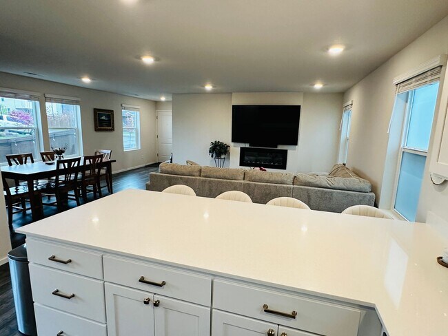 Building Photo - Beautiful Nearly New Ridgefield Home