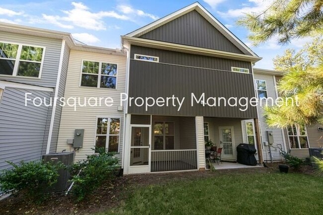 Building Photo - Townhome| Screened -In Back Porch |One Car...