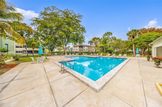 Building Photo - 6075 N Sabal Palm Blvd