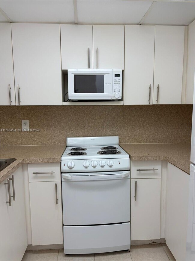 Building Photo - 6820 W Flagler St