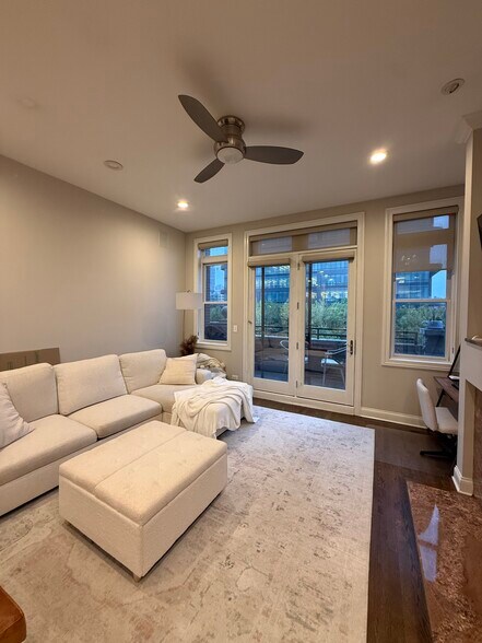 Living area - 1116 W Hubbard St
