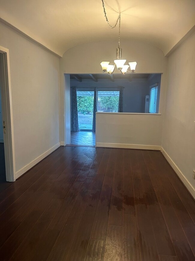 Building Photo - Beautiful Spacious 2Bd/2Bth with Bonus Family Room