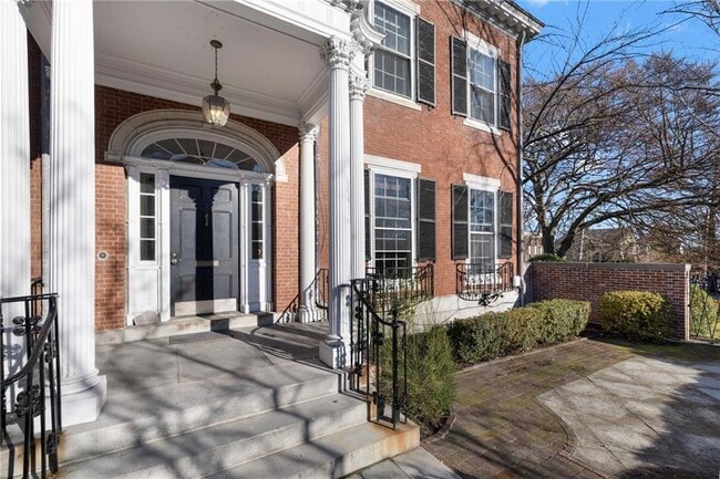 Building Photo - 72 Manning St