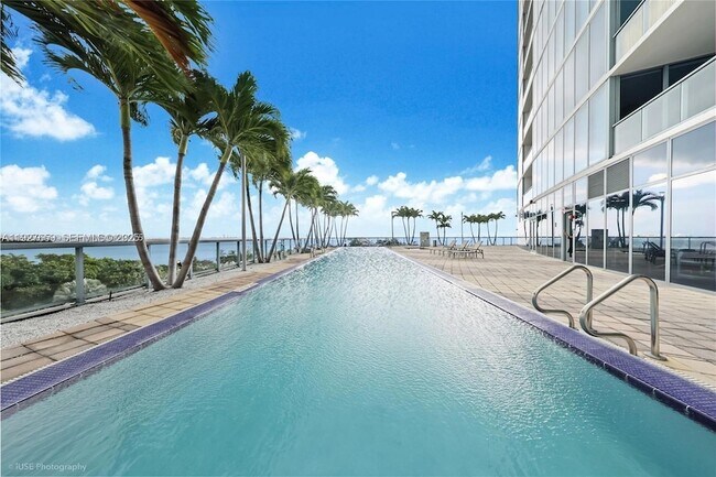 Building Photo - 601 NE 36th St