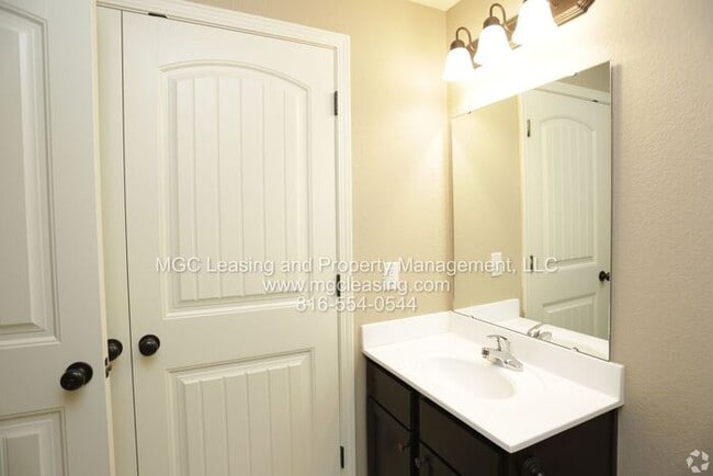 Building Photo - Fall in love with Eagle Creek Townhomes in...